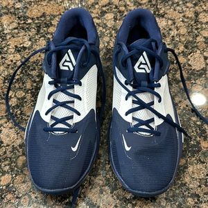 Nike Freak 4 navy/white like new. Worn 2-3 times tops men’s 12.5
